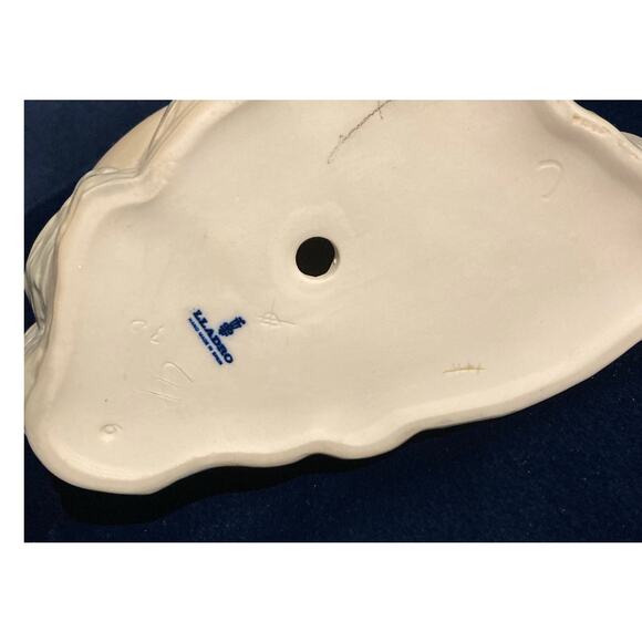 LLADRÓ Shepherdess Girl with Dove Porcelain Figurine – Hand-Made Spain, Marked - Picture 6 of 7